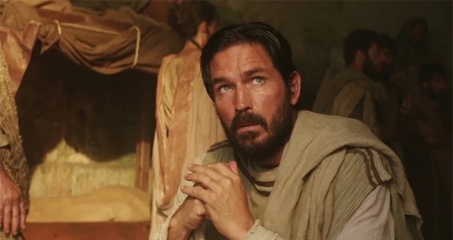 Jim Caviezel, no papel de Lucas, no filme “Paulo, o apóstolo de Cristo”. (Foto: Reprodução / Adoro Cinema)