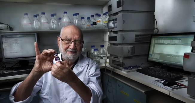  O israelense Yechezkel Barenholz com uma injeção lipossomal de doxorrubicina-HCI. (Foto: Yoav Dudkevitch).