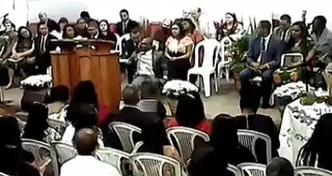 LEGENDA: Pastor tem passa mal e cai durante culto. (Foto: Reprodução / YouTube)