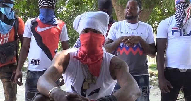 Em vídeo postado numa rede social, a gangue exigiu que o resgate de 95 milhões de reais fosse pago.  Foto: (Reprodução/YouTube).