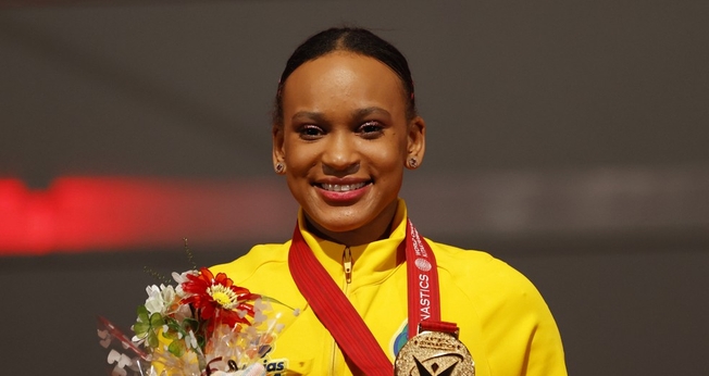 Rebeca Andrade com a medalha de ouro do Mundial de Ginástica. (Foto: Reuters/Kim Kyung-Hoon)