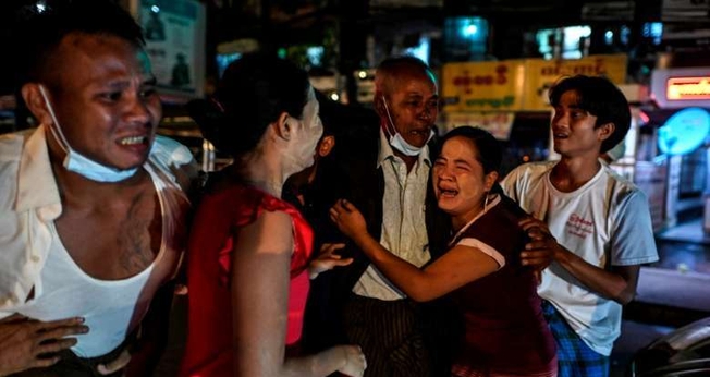 Um homem se reencontra com seus familiares fora da Prisão de Insein, depois que a junta militar concedeu anistia a mais de 5 mil pessoas no Mianmar. (Foto: AFP).