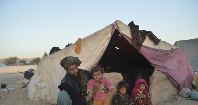 Farishteh (à direita) e Shokriya (nos braços do pai) foram vendidas às famílias de seus futuros maridos no Afeganistão, em 14 de outubro de 2021. (Foto: Hoshang Hashimi/AFP)