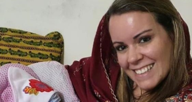 Becky Murray com a pequena Sarah, filha de mulher resgatada no Paquistão. (Foto: Reprodução / Instagram)