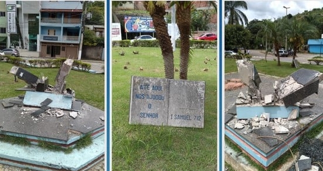 Monumento da Bíblia foi removido para dar lugar a enfeites de Natal. (Foto: Reprodução / Portal Caparaó)