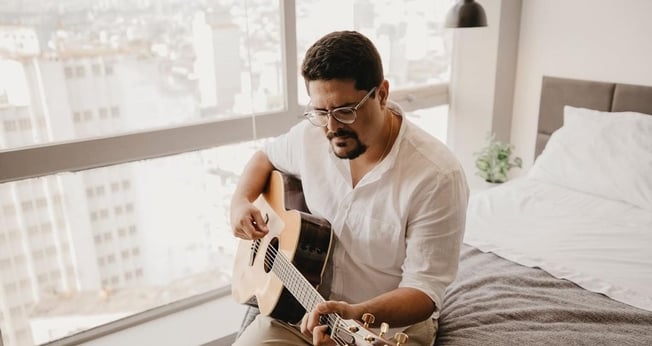 Fred Arrais no clipe da música Doce Presença. (Foto: Fred Arrais/Instagram)