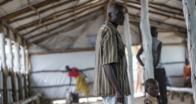 Um homem está com um menino dentro de uma das várias barracas de trânsito no assentamento de refugiados Imvepi no distrito de Arua, localizado no noroeste de Uganda. (Foto: EU/ECHO/Edward Echwalu)