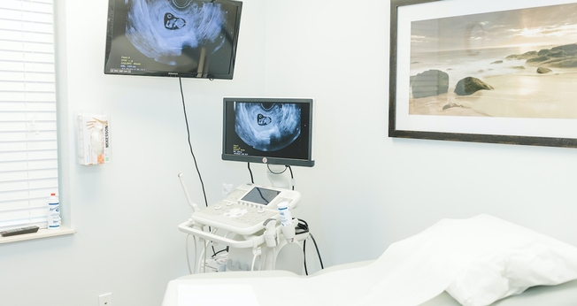 Sala de ultrassonografia em centro de gravidez. (Foto: Reprodução / ERLC)