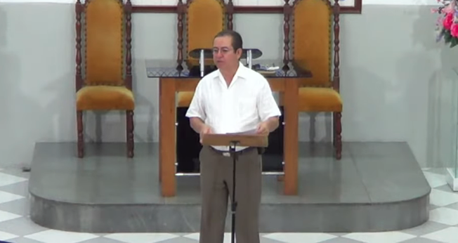 Pastor Carlos César Januário, da Primeira Igreja Batista de Ipiaú, na Bahia. (Foto: Reprodução/YouTube)