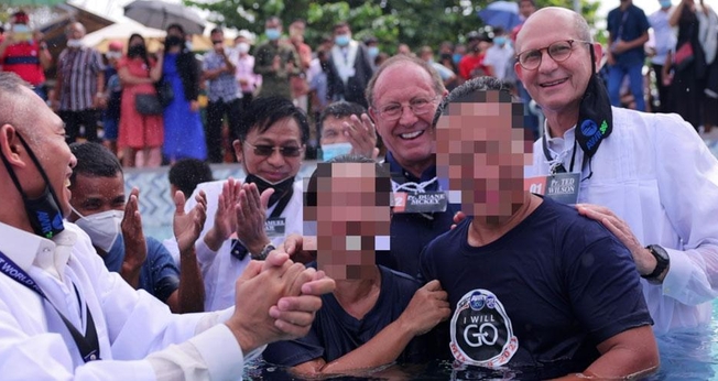 O ex-líder rebelde Ka Martin e sua esposa, com os rostos pixelados por razões de segurança, foram batizados nas Filipinas. (Foto: Rádio Mundial Adventista)