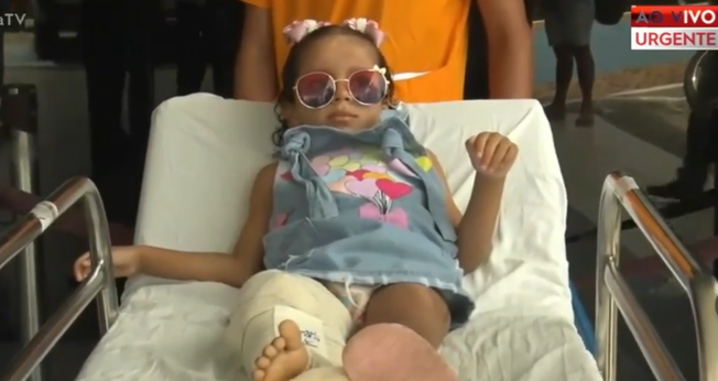 Maria Clara ao receber alta do hospital. (Foto: Reprodução / YouTube TV Tambaú)
