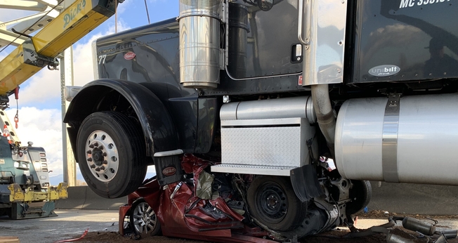 Imagem mostra caminhão sobre carro totalmente esmagado. (Foto: Twitter Rocky Oliphant)