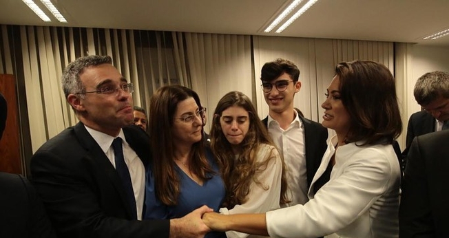 Nas redes sociais, a primeira-dama do Brasil comemorou a aprovação de André Mendonça. (Foto: Instagram/Michelle Bolsonaro). 