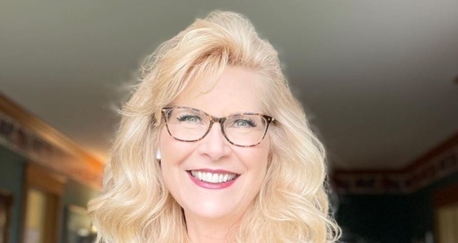 Robyn Dykstra ajuda pessoas que sofreram a perda de um cônjuge a encontrar paz. (Foto: Reprodução / Robyn Dykstra)