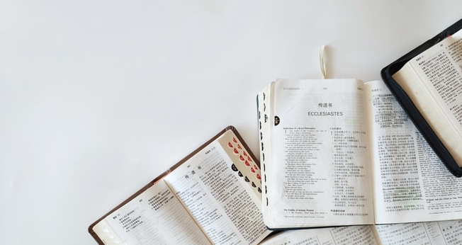 Bíblias abertas. (Foto: Chris Liu/Unsplash)