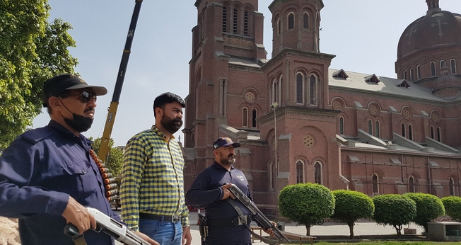  Wiliam Arif Khan e guardas de segurança na Catedral do Sagrado Coração no Paquistão, durante a Páscoa de 2021. (Foto: Aid to the Church in Need).