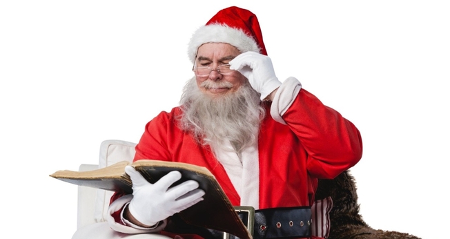Papai Noel consultando a Bíblia. (Foto: Canva)