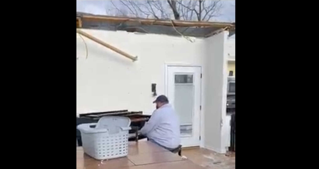 Jordan Baize é filmado pela irmã tocando louvor em sua casa destruída por tornado. (Foto: Captura de tela de Whitney Brown / Facebook)