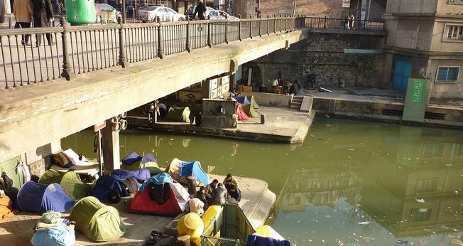 Sem ter onde viver, muitos refugiados afegãos que fugiram para França, estão vivendo no Canal Saint Martin, embaixo de uma ponte. (Foto: Wikimedia Commons)