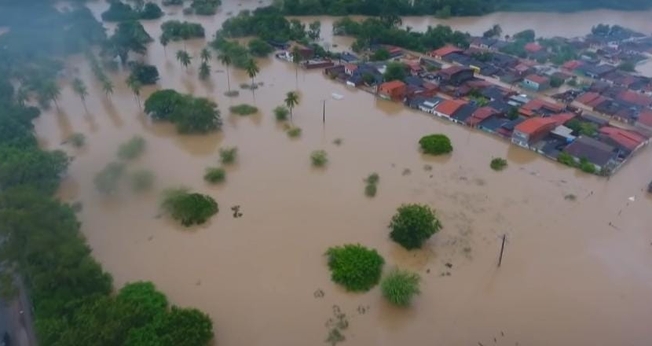Imagem aérea de cidades alagadas na Bahia. (Foto: Captura de tela/YouTube/CNN Brasil)