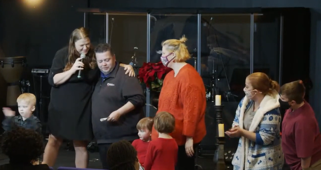 A família ganhou um cheque para ajudar nas despesas e presentes de Natal. (Foto: YouTube/Compass Community Church).