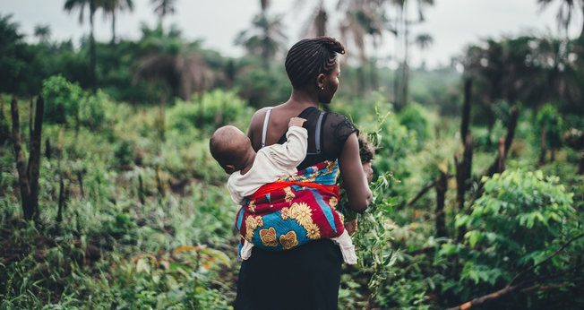 Imagem ilustrativa: Mulher com uma criança, Uganda. (Foto de PXHere).