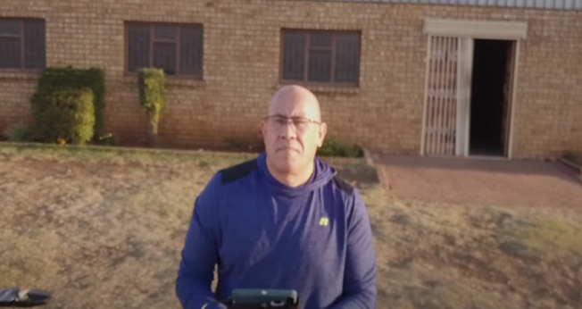 Pr. Robert Polaco pregando na The Door Silver City. (Foto: Reprodução / YouTube The Door Silver City)