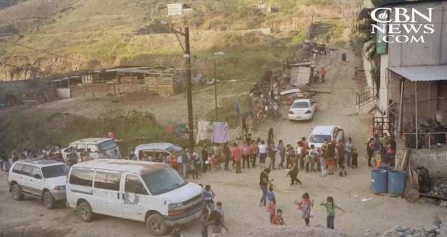 Milhares de imigrantes encontram refúgio na Igreja dos Embaixadores de Jesus, no México. (Foto: Captura de tela/CBN News)