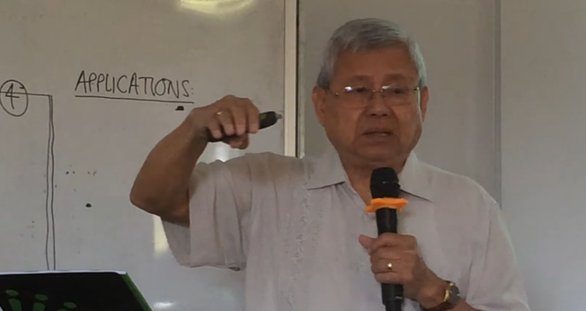Joe Kong durante pregação no Camboja. (Captura de tela Emunah Project, Sin Somnang)