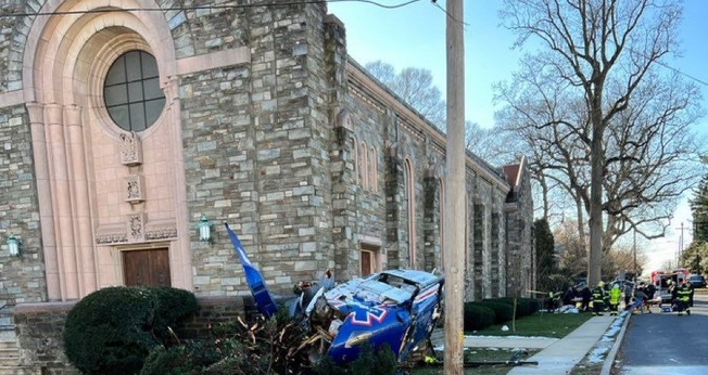 Imagens mostram o helicóptero caído ao lado da Igreja Metodista Unida Drexel Hill. (Foto: Reprodução / Twitter) 