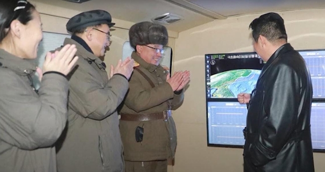 Kim Jong-un comemora o lançamento de mais um míssil. (Foto: Captura de tela/YouTube Euronews)
