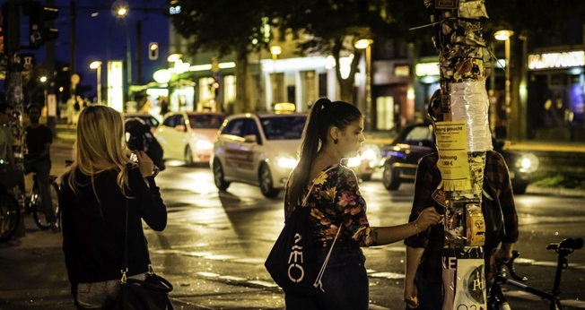 Imagem ilustrativa. Mulheres em uma rua. (Foto: Sascha Kohlmann).