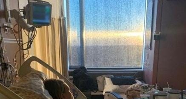 Rachel-Ruth observando o nascer do sol em seu leito. (Foto: Reprodução/Instagram Anne Graham Lotz)