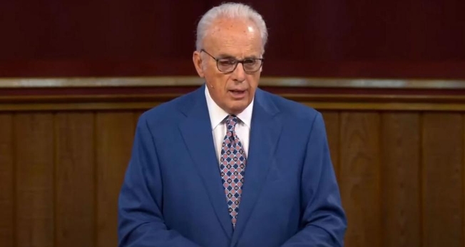 Sermão do Pr. John MacArthur é censurado. (Captura de tela: Grace Community Church/YouTube)