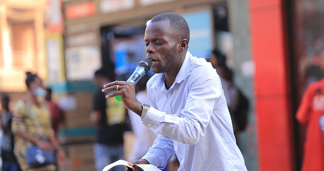 Kassim Kavuma prega nas ruas há 7 anos. (Foto: Uganda Christian News).