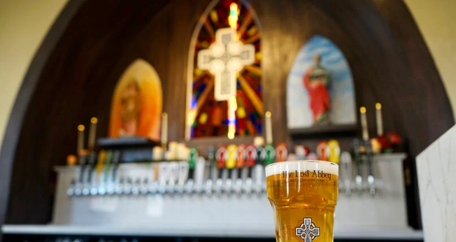 Uma antiga igreja presbiteriano abriga a cervejaria The Lost Abbey. (Foto: Cortesia de The Lost Abbey).