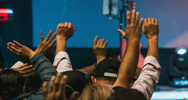 Entre os evangélicos, pentecostais e carismáticos são os que mais crescem. (Foto: Elissa Garcia / Unsplash)