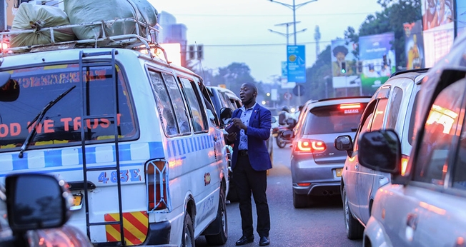 Emmanuel Kasiko pregando em Kampala, capital de Uganda. (Foto: Reprodução / UGCN)