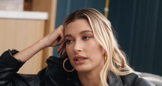 Hailey Bieber revelou que já se sentiu isolada em sua igreja. (Foto: YouTube/Hillsong Channel).