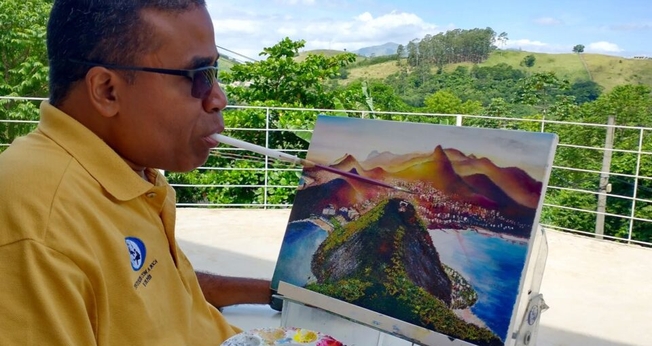 Marcelo Cunha pintando um de seus quadros. (Foto: Divulgação) 