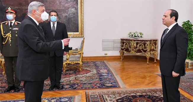 Recém-nomeado presidente do Supremo Tribunal Constitucional do Egito, o juiz Boulos Fahmy Eskandar [à esq.] foi empossado perante o presidente Abdel-Fattah El-Sisi na quarta-feira, 9 de fevereiro de 2022. (Foto cortesia da Presidência egípcia)