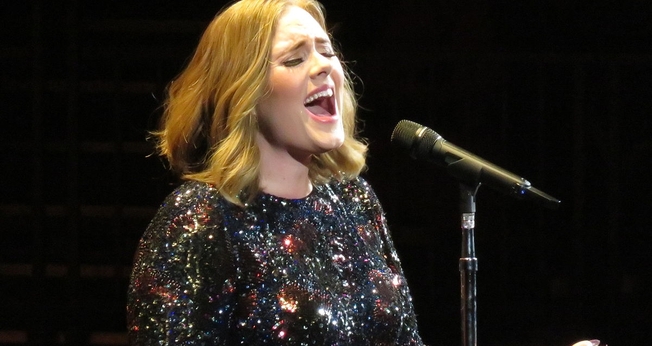 Adele na Genting Arena, Birmingham como parte de sua turnê Live 2016. (Foto: Creative Commons)