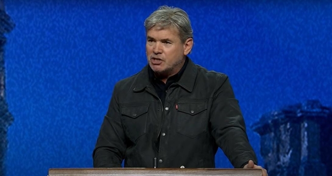 Pastor Jack Hibbs. (Foto: Captura de tela/YouTube Real Life with Jack Hibbs)