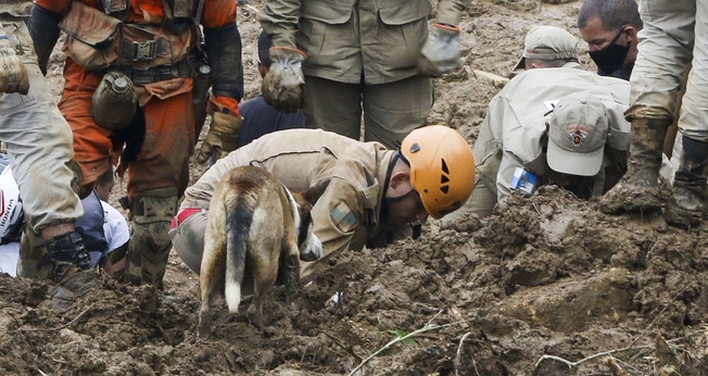 Paulo Roberto de Oliveira, de 40 anos, procura o filho desaparecido há três dias. (Foto: Tânia Rêgo/Agência Brasil).