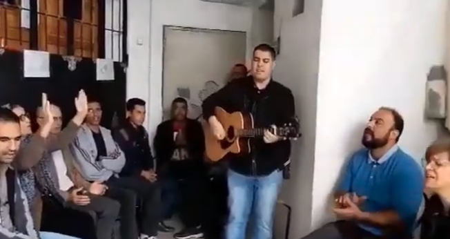 Uma reunião de cristãos argelinos em uma casa em julho de 2021. (Foto: Reprodução / YouTube Crètiens na Argélia).