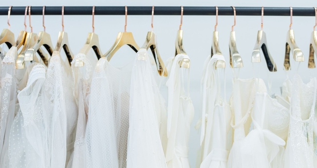 Vestes brancas em cabides. (Foto: Canva)