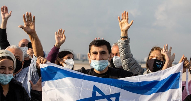 Judeus imigrantes celebram ao desembarcar em Israel. (Foto: International Fellowship of Christians and Jews)