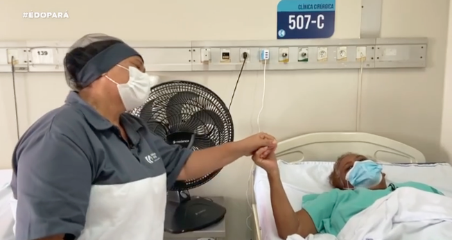 Funcionária canta para pacientes no Hospital das Clínicas em Belém. (Foto: Reprodução/Rede Liberal/G1)