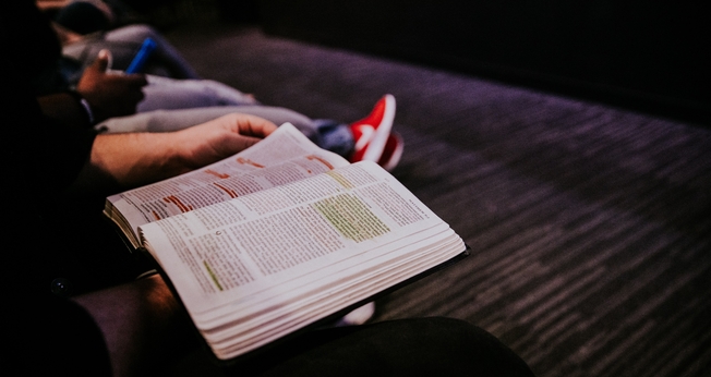 Lendo a Bíblia sozinho (Foto: Hanna Busing/Unsplash)
