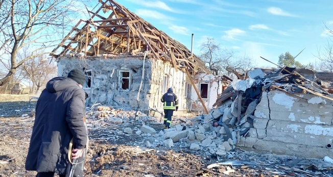 Consequências do bombardeio durante a invasão russa da Ucrânia em Chernihiv Oblast, em 28 de fevereiro de 2022. (Serviço de Emergência do Estado da Ucrânia, CC BY 4.0 via Wikimedia Commons)